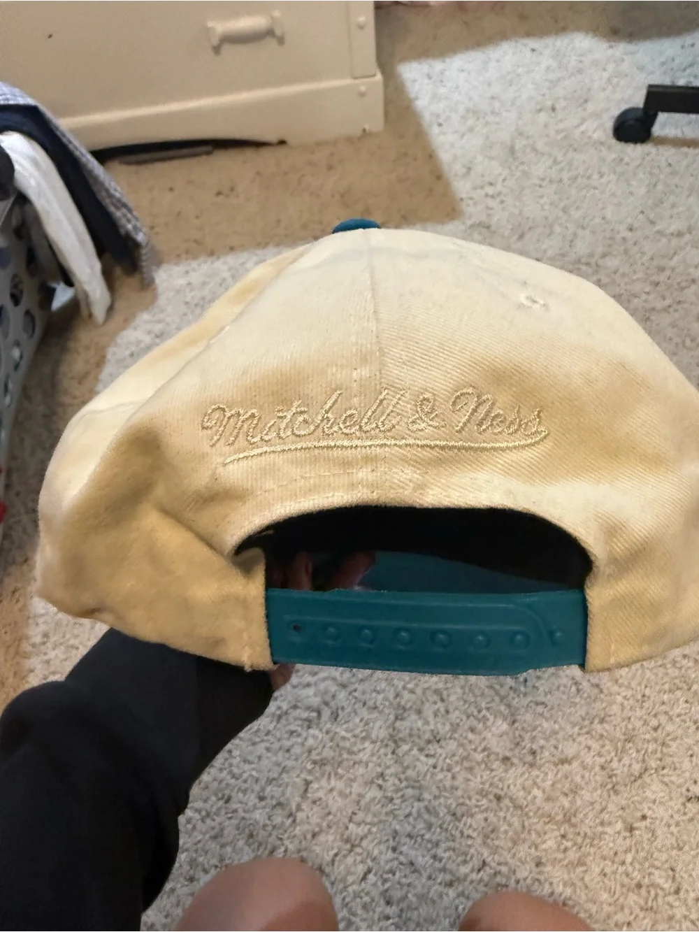 Mitchell & Ness Charlotte Hornets Two-Tone Cap – Cream and Teal